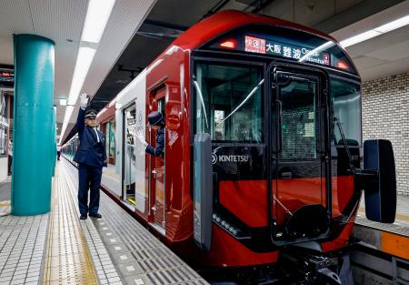 　近鉄奈良駅を出発する新型の一般車両「８Ａ系」＝７日午前、奈良市