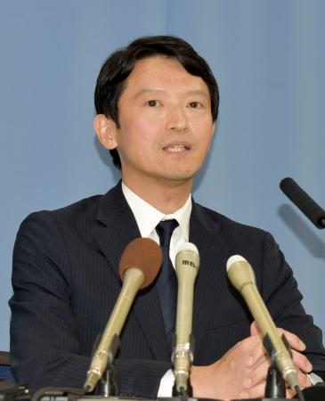 　報道各社の取材に応じる斎藤元彦氏＝７日午後、兵庫県庁