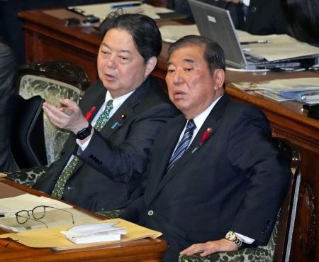 　参院本会議に臨む石破首相（右）と林官房長官＝８日午前