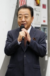 　衆院解散から一夜明け、街頭演説する立憲民主党の野田代表＝１０日午前、東京都荒川区