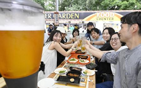 　「さっぽろ大通ビアガーデン」でビールを楽しむ人たち＝７月１９日、札幌市