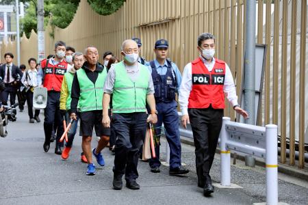 　大久保公園周辺をパトロールする警察官ら＝１０日午後、東京・歌舞伎町