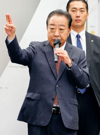 　衆院解散を受け、街頭演説する立憲民主党の野田代表＝１０日午前、東京都荒川区