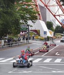 　東京都内の公道を走るカート＝２０１７年５月（画像の一部を加工しています）