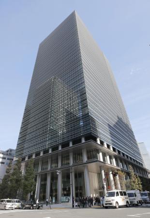 　日本郵便本社が入るビル＝東京・大手町