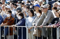 　衆院選が公示され、候補者の街頭演説に集まった人たち＝１５日午後、福島県内