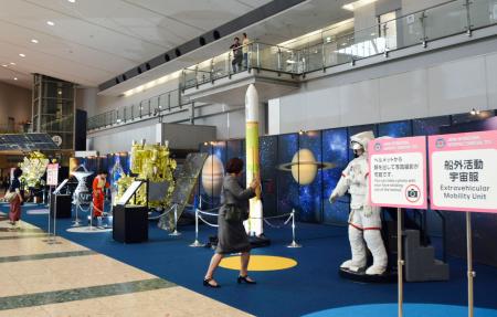 　国際航空宇宙展で展示されている宇宙服など＝１６日午前、東京都江東区の東京ビッグサイト