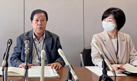 　記者会見する熊本市の福田敏則保健衛生部長（左）ら＝１６日午後、熊本市役所