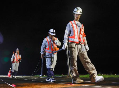 　誘導路で不発弾が爆発した問題を受け、宮崎空港で「磁気探査」を行う作業員＝１６日深夜