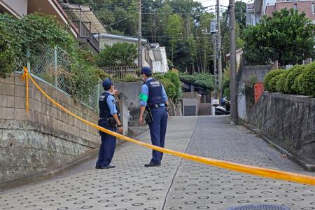 　住人の男性が死亡しているのが見つかった住宅付近＝１７日午前、横浜市青葉区