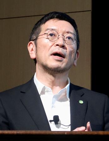 　新開発した農業特化型の生成ＡＩについて説明する農研機構の川村隆浩氏＝１８日午後、東京都内