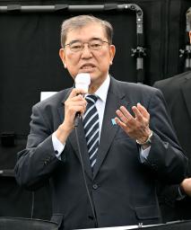 　街頭演説する自民党総裁の石破首相＝１８日午後、北海道石狩市