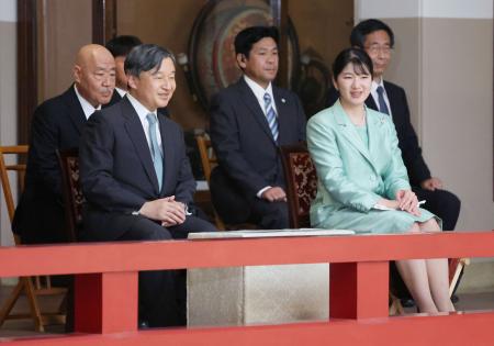 　秋季雅楽演奏会の鑑賞に臨まれる天皇陛下と長女愛子さま＝２０日午後、皇居・宮内庁楽部（代表撮影）