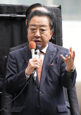 　街頭演説する立憲民主党の野田代表＝２０日午前、東京都荒川区