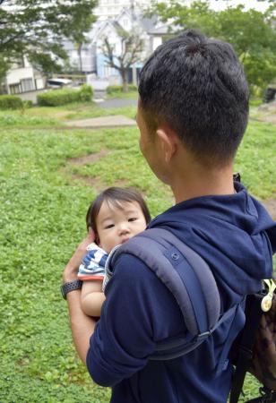 　子どもをあやす育休取得中の男性＝横浜市