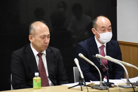 　判決後に記者会見する原告の長山幸嗣さん（左）と田幸秀敏さん＝２１日午後、東京都港区