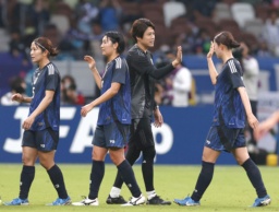 　韓国に快勝し、タッチを交わす内田コーチ（右から２人目）＝国立競技場