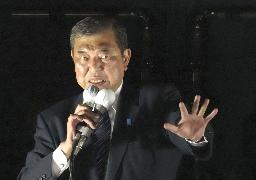 　街頭演説する自民党総裁の石破首相＝２６日夕、東京都渋谷区