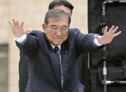 　街頭演説で、有権者に支持を訴える自民党総裁の石破首相＝２６日午後、東京都調布市