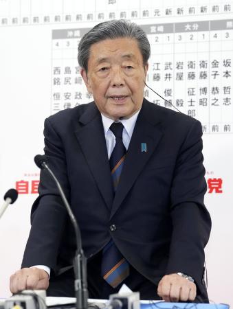 　メディアのインタビューに答える自民党の森山幹事長＝２７日午後９時１７分、東京・永田町の党本部