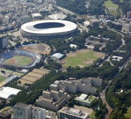 　東京・明治神宮外苑。手前左はイチョウ並木＝７月