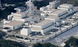 　宮城県の東北電力女川原発２号機（画面中央）＝２４日（共同通信社機から）