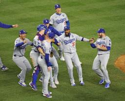 　ヤンキースを下して米大リーグ、ワールドシリーズ制覇を果たし、喜ぶドジャースの大谷翔平（奥）＝３０日、ニューヨーク（共同）