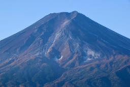 　甲府地方気象台が初冠雪を発表した富士山＝７日午前、山梨県富士吉田市から撮影