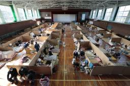 　能登半島地震で被災した石川県能登町の避難所で過ごす人たち＝１月