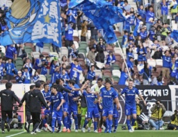 　町田―ＦＣ東京　後半、チーム３点目のゴールを決め、祝福される町田・相馬（下中央）＝国立競技場