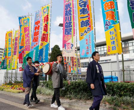 　大相撲九州場所の開幕を知らせる触れ太鼓＝９日、福岡国際センター