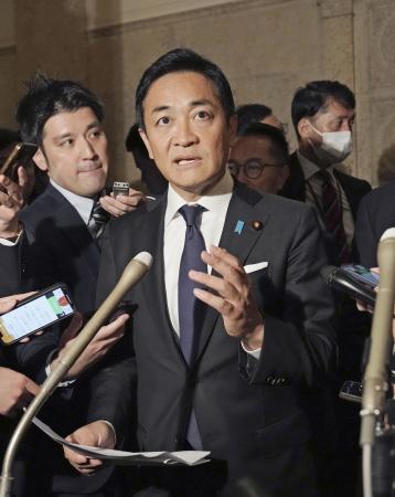 　石破茂首相との会談後、取材に応じる国民民主党の玉木雄一郎代表＝１１日午前９時１７分、国会