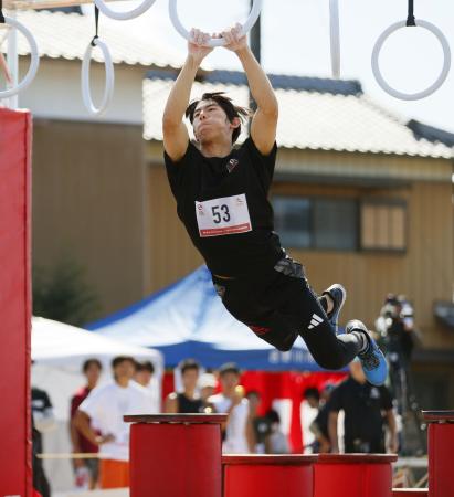 　障害物レースの第１回日本選手権の男子シニアの部で優勝した山本遼平さん＝１０月、徳島県吉野川市