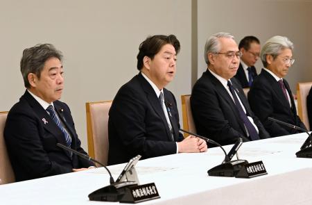 　首相官邸で開かれた事務次官連絡会議であいさつする林官房長官（左から２人目）＝１５日午前