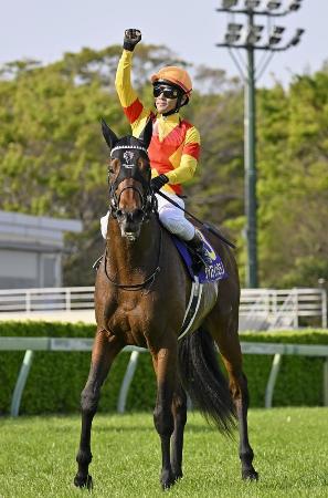 　第８４回皐月賞を制したジャスティンミラノと戸崎圭太騎手＝４月、中山競馬場