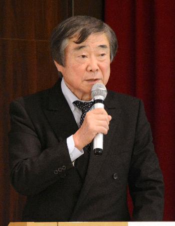 　広島市で開かれたイベントで発言する「日本反核法律家協会」の大久保賢一会長＝１６日午後