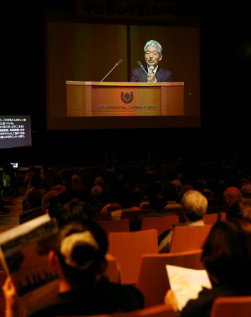 　「ペシャワール会」の活動報告会で上映された中村哲さんの講演映像＝１６日午後、福岡市