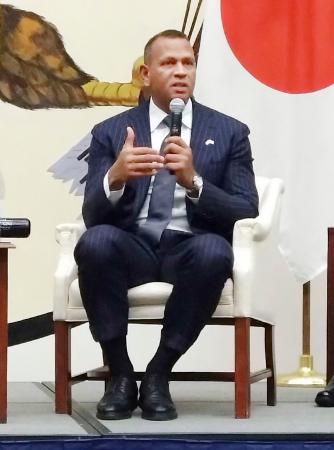 　米国大使館で取材に応じ、ドジャース・大谷について語ったアレックス・ロドリゲスさん＝１８日、東京都内