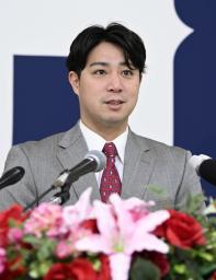 　広島の投手コーチ就任が決まり、記者会見する野村祐輔氏＝１９日、マツダスタジアム