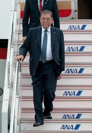 　南米訪問を終え、羽田空港に帰国した石破首相＝２１日午前