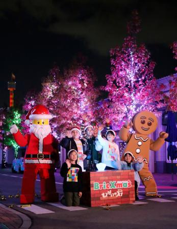 　イルミネーションで彩られた「レゴランド・ジャパン」の並木道＝２１日夜、名古屋市