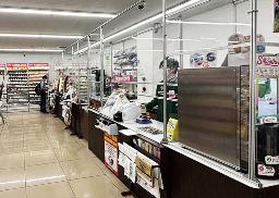 　深夜の１人勤務を想定し、防犯システムを導入したセブン―イレブンの店舗＝東京都江東区