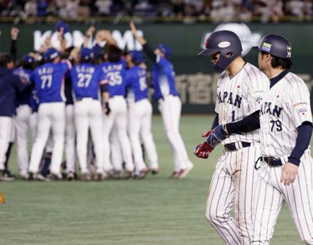 　台湾に敗れ、引き揚げる森下（右から２人目）ら＝東京ドーム