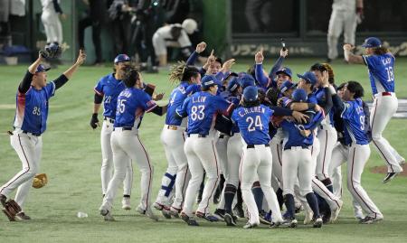 　日本に勝利しプレミア１２優勝を決め、喜ぶ台湾ナイン＝東京ドーム