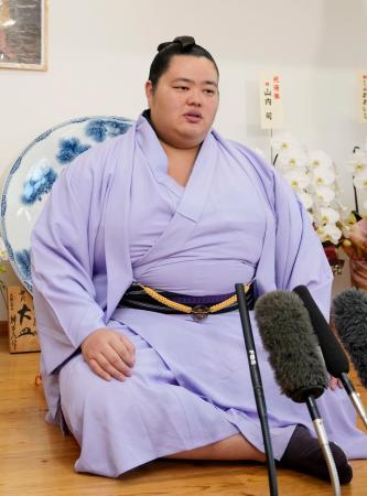 　大相撲九州場所での初優勝から一夜明け、記者会見する大関琴桜＝２５日、福岡市の佐渡ケ嶽部屋宿舎