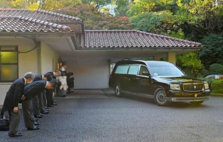 　三笠宮妃百合子さまのひつぎを乗せて宮邸を出る霊車＝２６日午前、東京都港区の赤坂御用地（代表撮影）