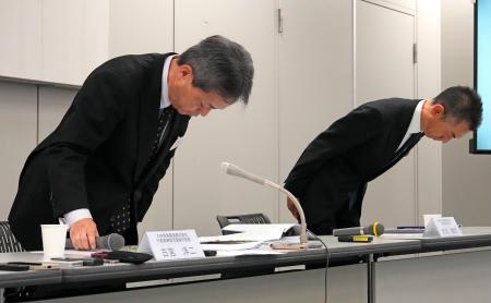 　記者会見の終了間際に頭を下げるＪＲ九州の古宮洋二社長（左）とＪＲ九州高速船の大羽健司社長＝２６日午後、福岡市