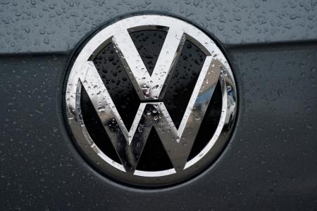 　ドイツ自動車大手フォルクスワーゲン（ＶＷ）のロゴ＝２０２１年３月、米コロラド州（ＡＰ＝共同）