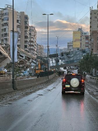 　イスラエル軍の空爆で崩れ落ちた建物＝２７日、レバノン・ベイルート南部（住民提供・共同）