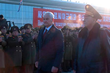 　平壌国際空港で歓迎を受けるロシアのベロウソフ国防相（中央）と、北朝鮮の努光鉄国防相（右）＝２９日（ロシア国防省提供・ＡＰ＝共同）